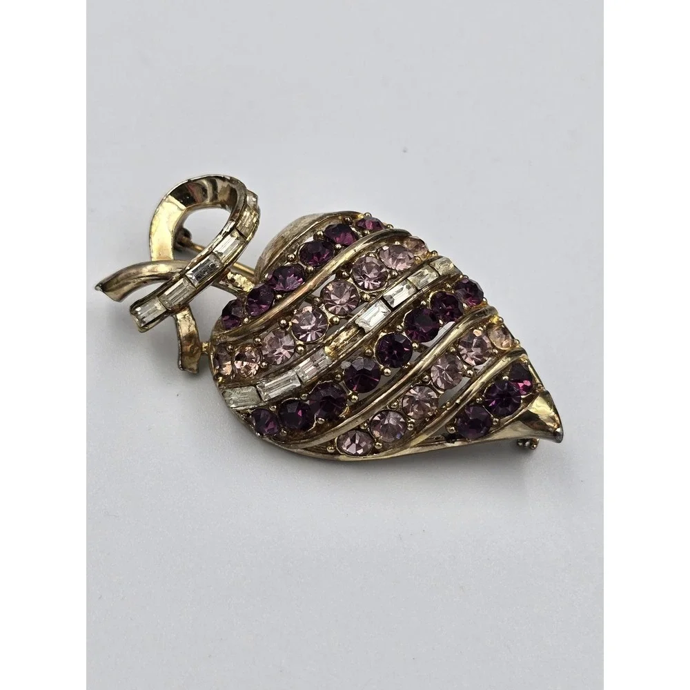 Vintage Coro‎ Strawberry Gold Tone Swirl Ribbon Brooch Pin Pendant Purple Pink